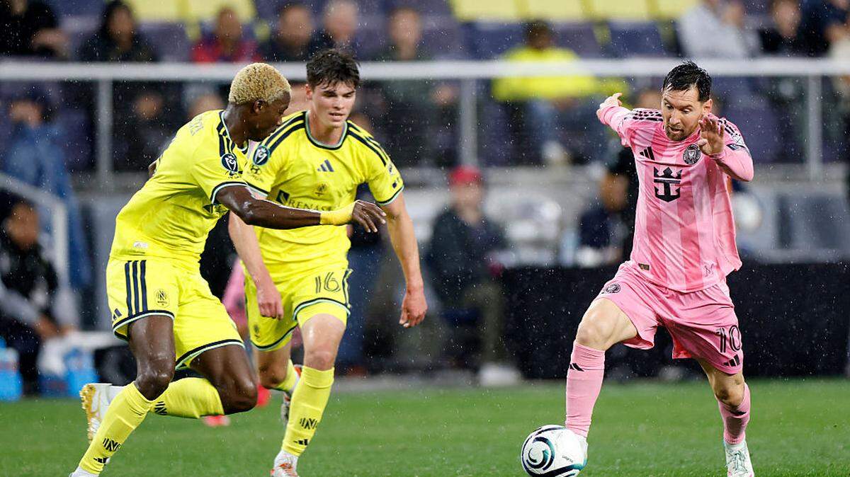 El delantero del Inter Miami Lionel Messi conduce el balón ante la defensa de Nashville SC, durante el partido de la Liga de Campeones de la Concacaf celebrado el 11 de marzo de 2026 en el GEODIS Park en Nashville, Tennessee.  