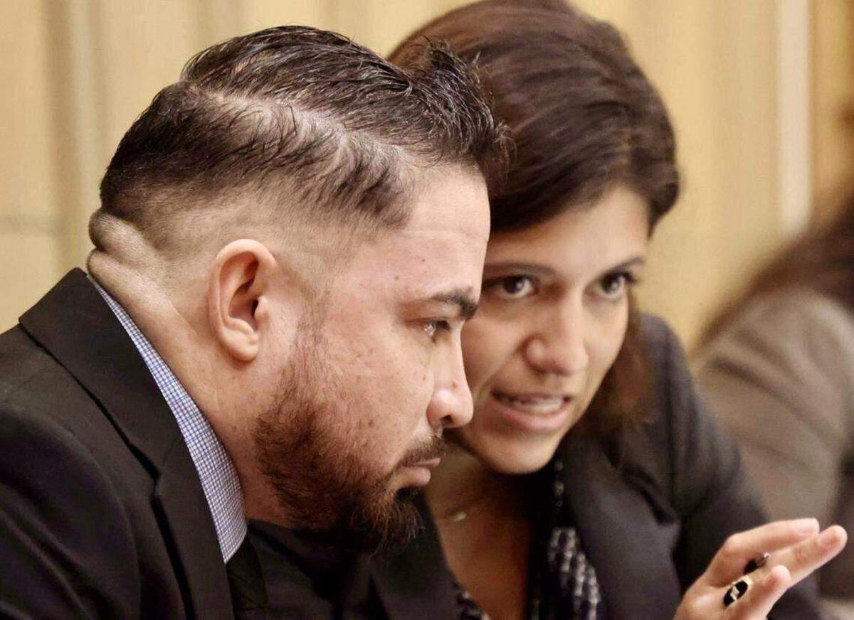 Daniel Ramos Avilés (izquierda), policía de Miami-Dade acusado de abusar sexualmente de menores, incluyendo a sus hijas, comparece junto a sus abogados Scott Kotler y Natalie López (derecha) durante los alegatos finales de su juicio, presidido por la jueza Marisa Tinkler Méndez, el miércoles 3 de septiembre de 2025 en Miami, Florida.