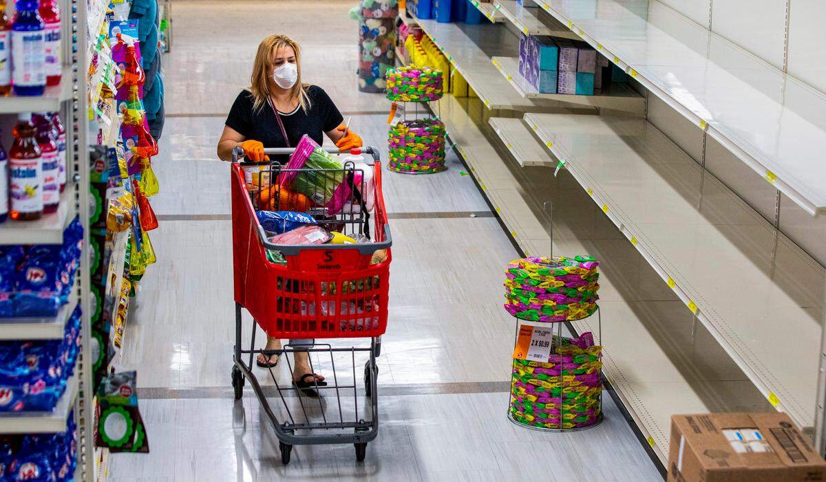 Surabe Perez pasea por la isla del estante de papel y suministros de limpieza en el supermercado Sedano’s antes de reponer los productos, el miércoles 1 de abril de 2020.