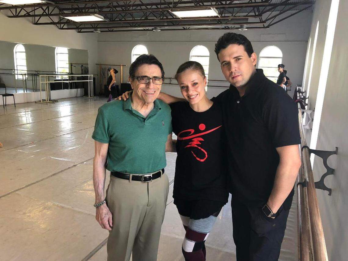Edward Villella con Jennifer Kronenberg y Carlos Guerra en julio 2018.