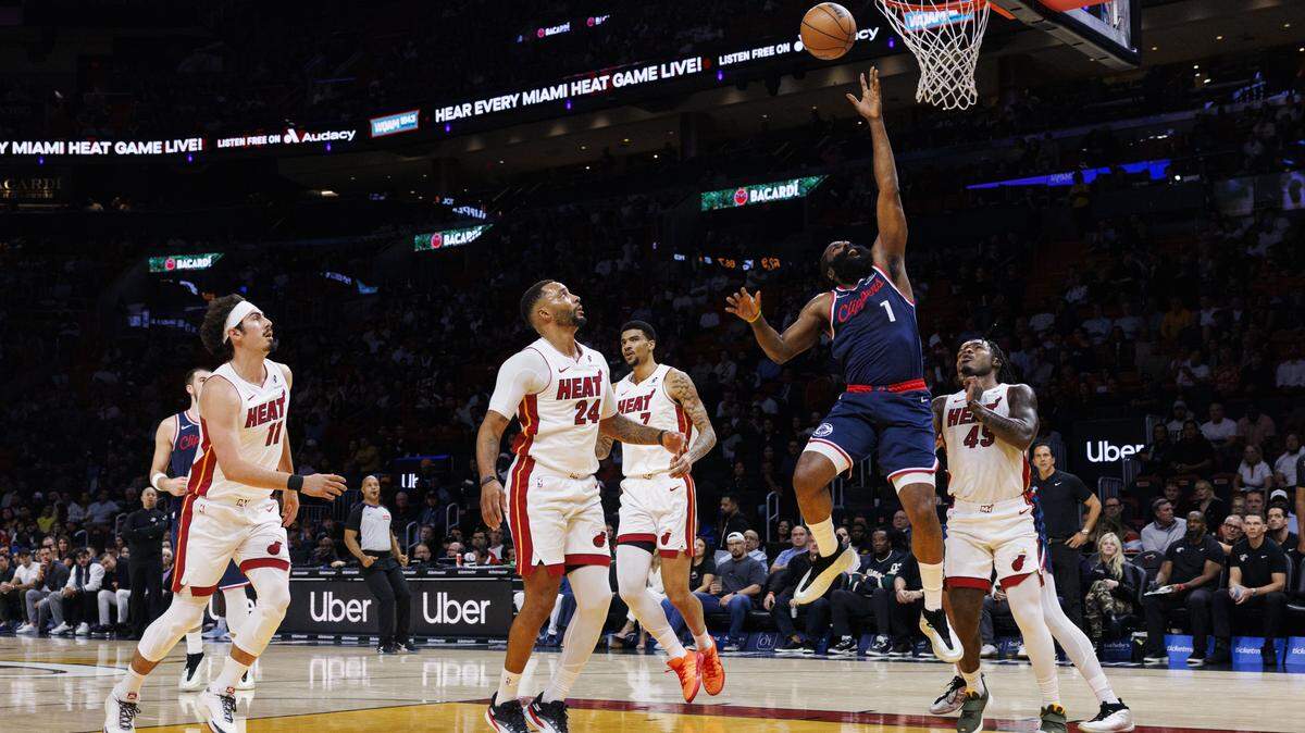 El escolta de los Clippers de Los Angeles, James Harden (1), lanza el balón durante el primer cuarto del partido contra el Heat, celebrado el 1 de diciembre de 2025, en el Kaseya Center en Miami, Florida.