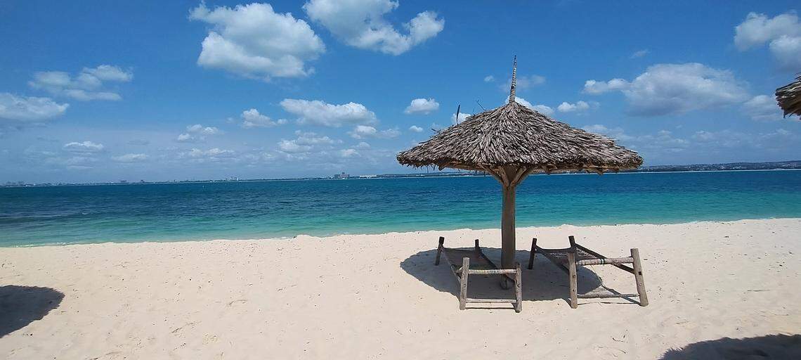 A solo tres kilómetros de costa el islote de Isla de Bongoyo, formado por un pequeño bosque y una larga lengua de arena blanca, está deshabitado y forma parte de una reserva marina.  