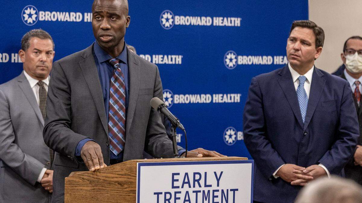 El secretario de Salubridad de la Florida, Joseph Ladapo (a la izquierda), en Broward Health Medical Center, con el gobernador Ron DeSantis, en enero de 2022.