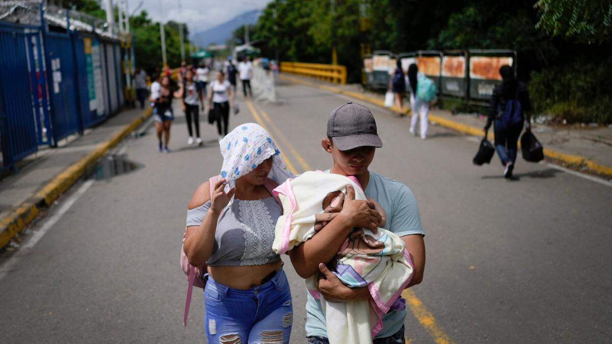Foto de archivo. Una pareja venezolana camina por el puente Francisco De Paula Santander para cruzar entre Ureña, Venezuela, y Cúcuta, Colombia, el 6 de agosto de 2022.
