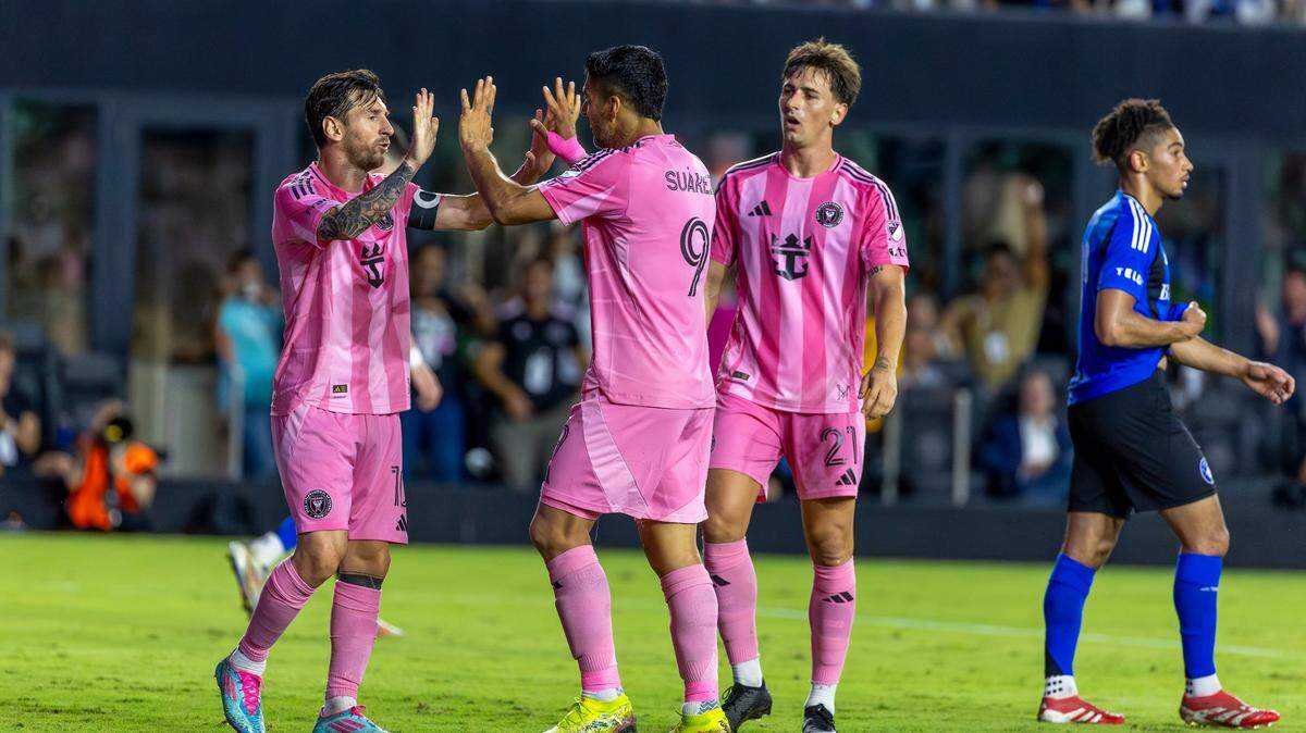 El delantero del Inter Miami Luis Suárez (9) celebra con Lionel Messi (10) y Tadeo Allende (21) tras anotar un gol ante Montreal, en el partido de la MLS celebrado el 28 de mayo de 2025 en el Chase Stadium en Fort Lauderdale, Florida.
