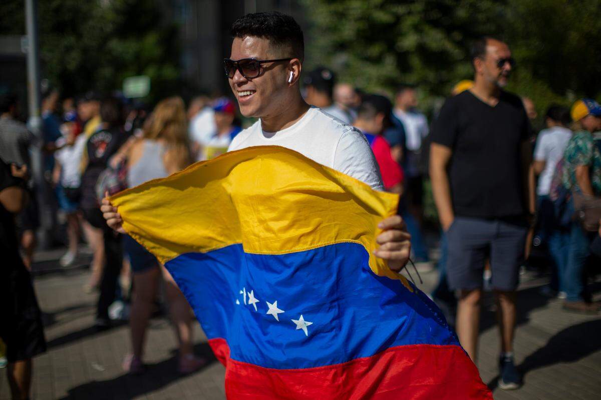 Un hombre ondea una bandera de Venezuela tras votar en las elecciones presidenciales de su país, en Centro Cultural Fernando de los Ríos, en el vecindario de Aluche, en Madrid, el domingo 28 de julio de 2024. Unos 68,000 venezolanos viven en Madrid, pero solo 9,000 pudieron inscribirse para votar.