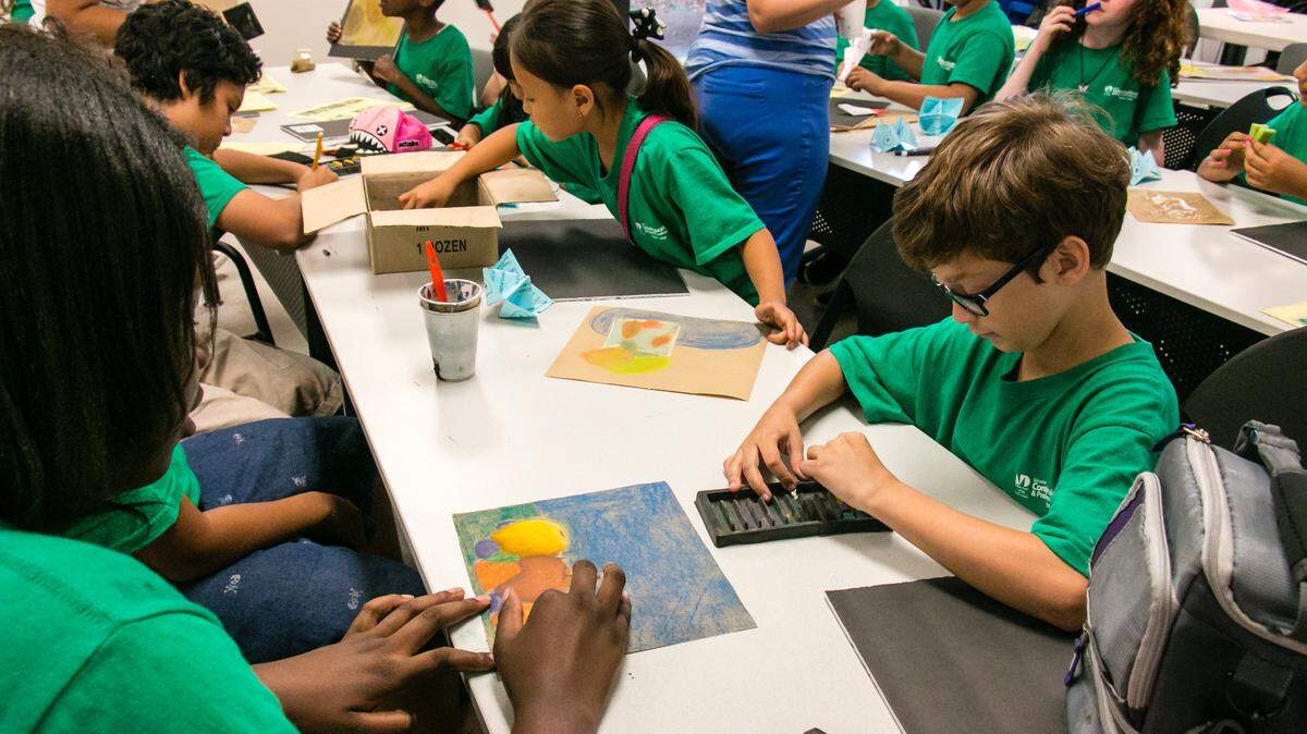 Los niños pueden llevar a cabo actividades como pintura, arte, computación, natación y manualidades, entre otras muchas actividades.