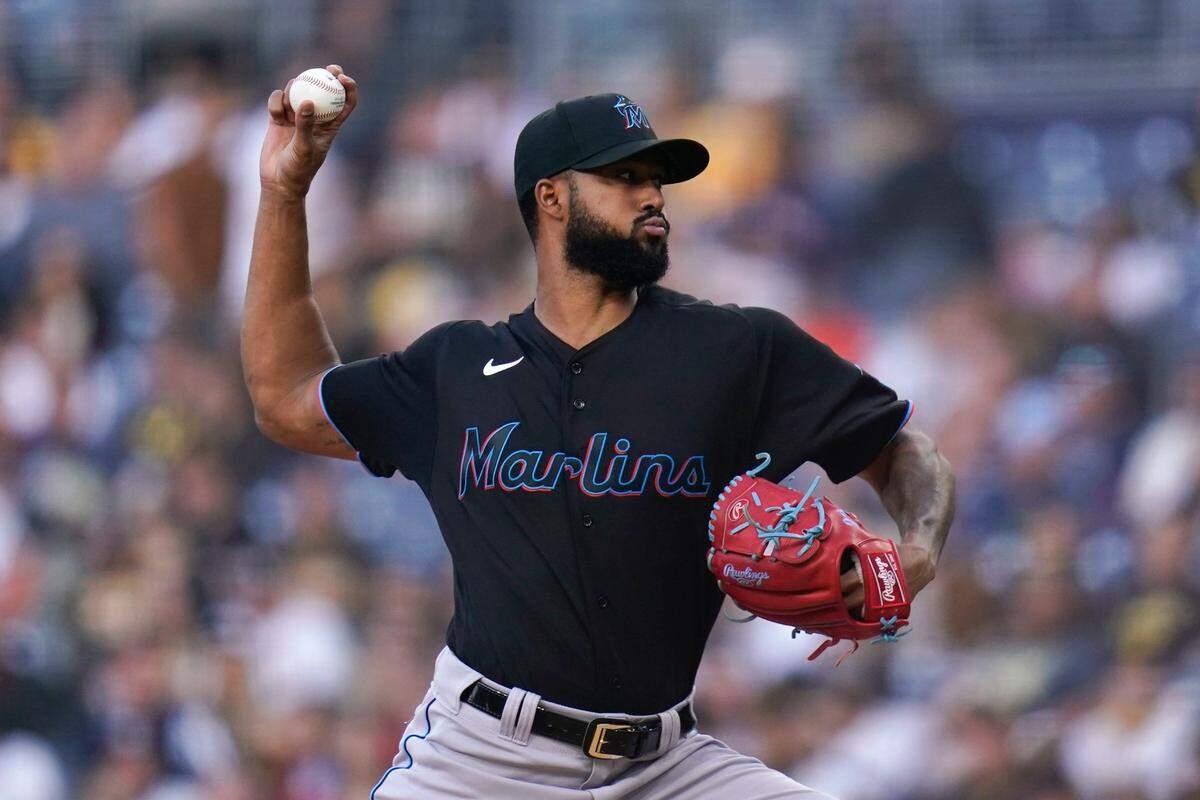 El abridor de los Marlins Sandy Alcántara lanza en el primer inning del partido ante los Padres, celebrado el 6 de mayo de 2022 en San Diego.