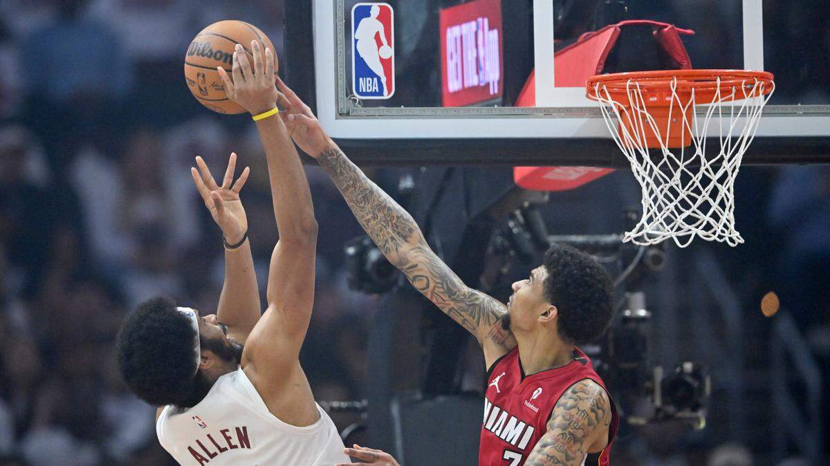El centro del Heat de Miami Kel’el Ware (der.) bloquea un tiro de Jarrett Allen, de los Cavaliers, en el primer partido del playoff de la NBA celebrado el 20 de abril de 2025 en Cleveland.
