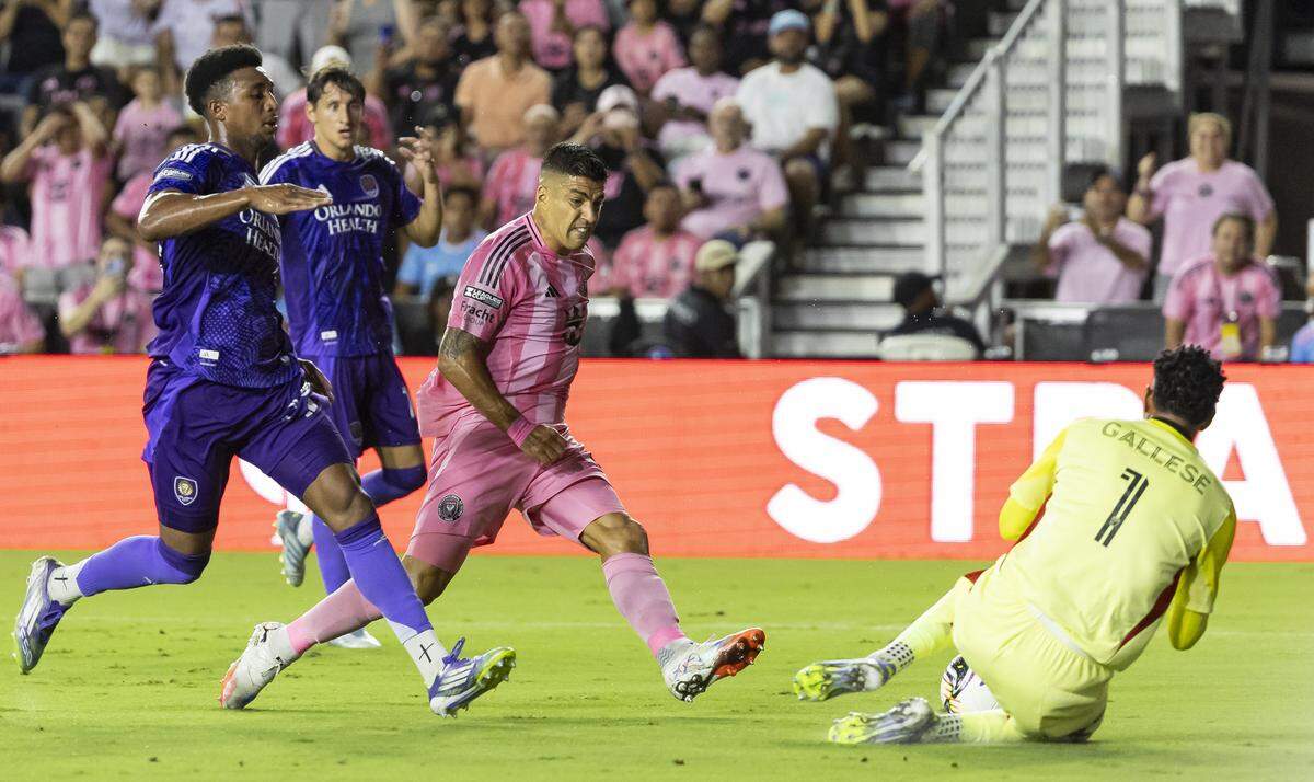 El portero de Orlando City Pedro Gallese bloquea un tiro del delantero del Inter Miami Luis Suárez, en el partido de la semifinal de la Leagues Cup, celebrado el 27 de agosto de 2025 en el Chase Stadium de Fort Lauderdale.