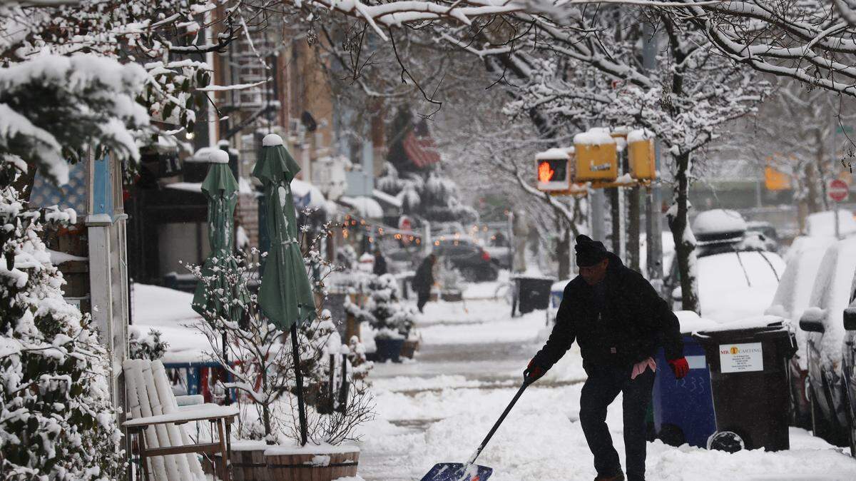 Un hombre pala nieve en Brooklyn tras una tormenta nocturna el 27 de diciembre de 2025 en la ciudad de Nueva York.