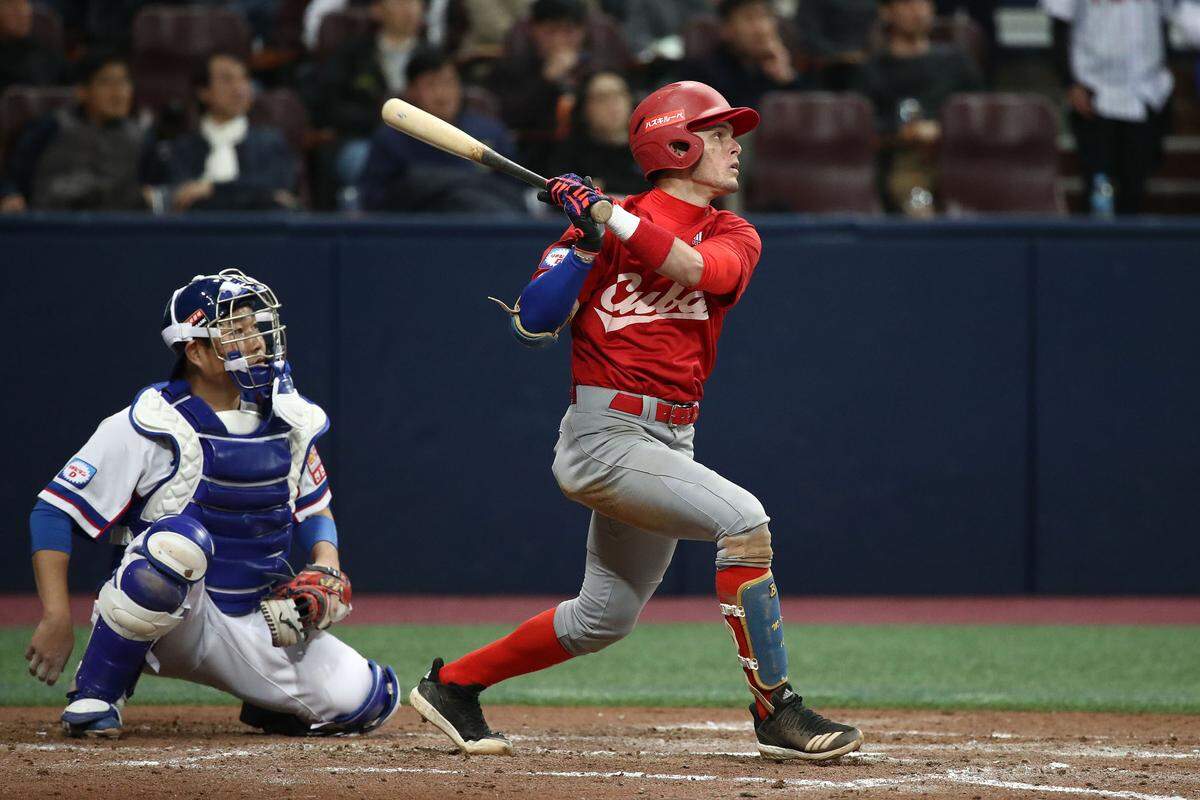 César Prieto batea por Cuba en un partido contra Corea del Sur en el torneo Premier 12, el 8 de noviembre de 2019 en Seúl.