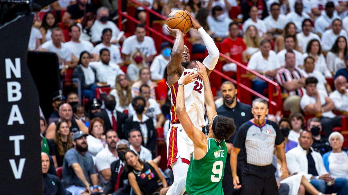 La estrella del Heat Jimmy Butler (izq.) tira al aro ante la marca de Derrick White, de los Celtics de Boston, en el partido celebrado el 29 de mayo de 2022 en Miami.