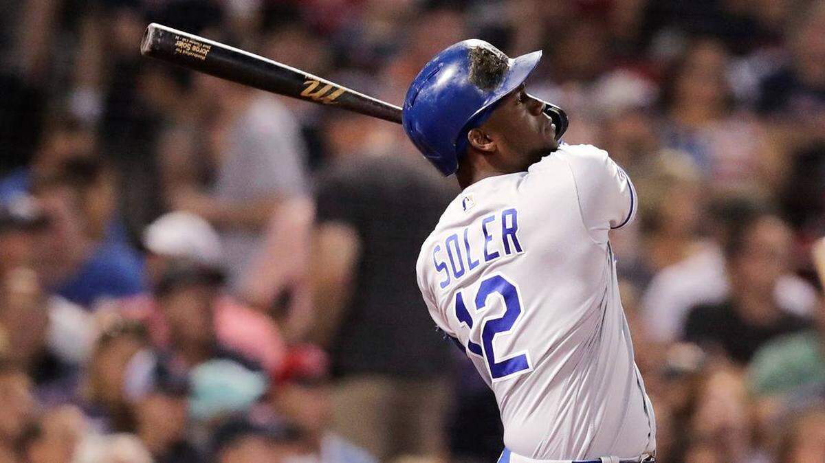 JORGE SOLER pega un cuadrangular en la cuarta entrada contra Boston el 6 de agosto del 2019.