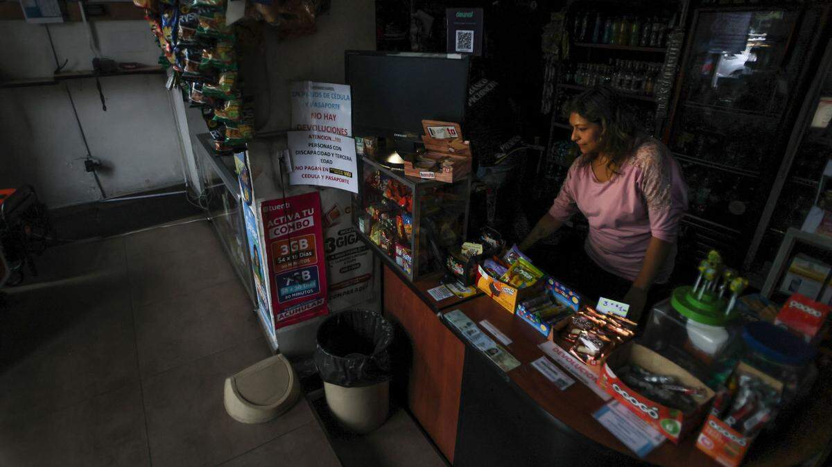 A pesar de los apagones la vida comercial sigue en Quito, el jueves 18 de abril de 2024. Ecuador se ha visto obligado a racionar la electricidad en las principales ciudades del país.