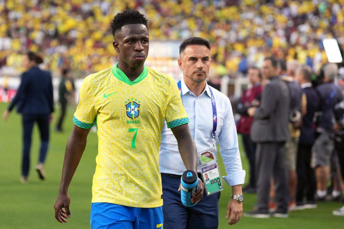 Vinícius Junior, delantero de la selección de fútbol de Brasil, abandona la cancha tras el partido contra Colombia, en Santa Clara, California, el martes 2 de julio de 2024.