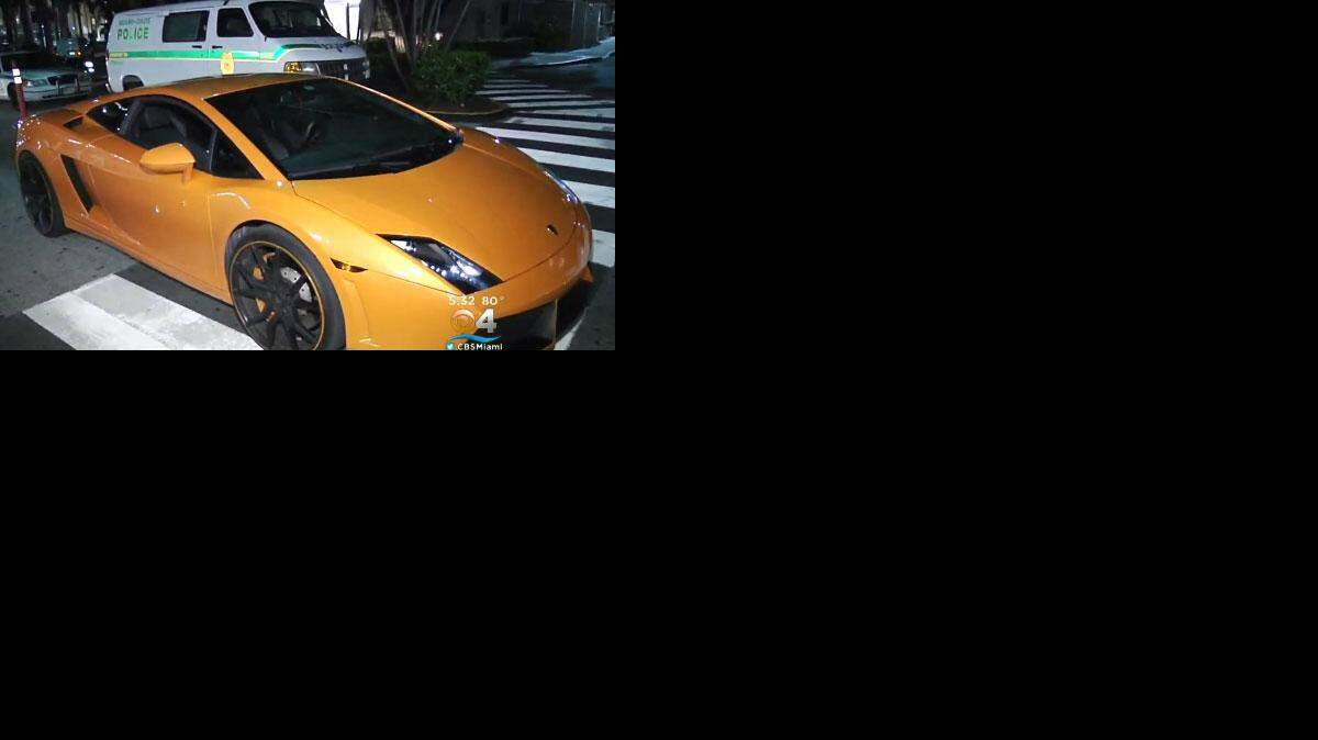 Un Lamborghini fue alcanzando por las balas en la puerta del pasajero. Cortesía CBS4