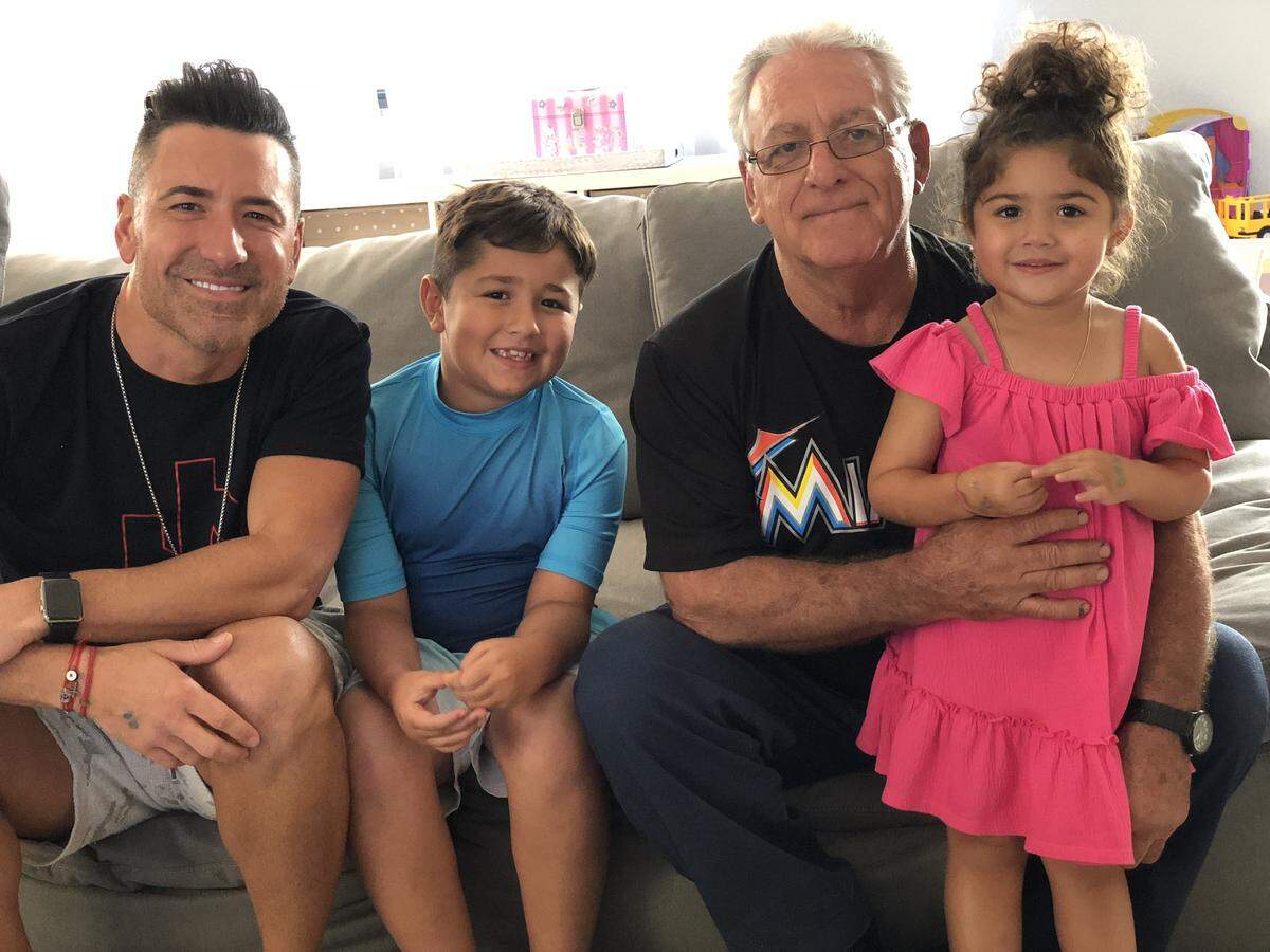 El presentador Jorge Bernal dijo que mantiene una excelente relación con su padre, Jorge Bernal Sr. En la foto con sus hijos Lucas Daniel y Kylie Rose.