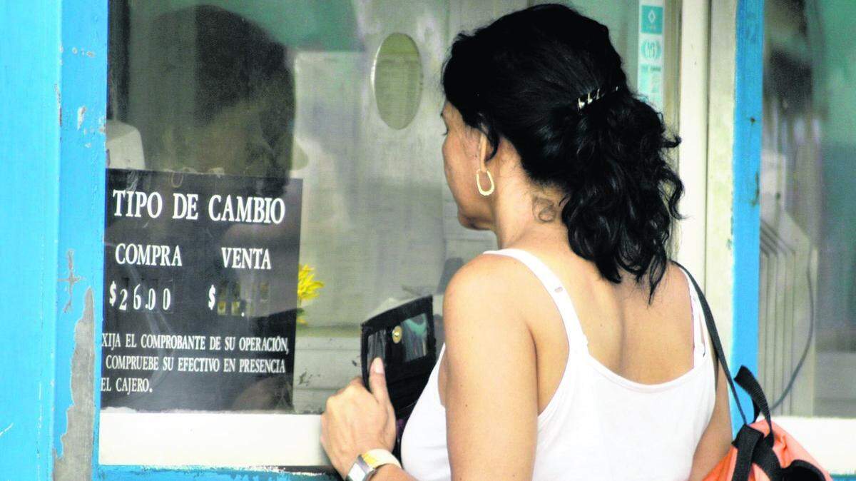 Foto de archivo.  Los bancos cubanos volverán a aceptar desde ahora depósitos en efectivo de dólares estadounidenses en las cuentas, anunció este lunes el Banco Central de Cuba (BCC).