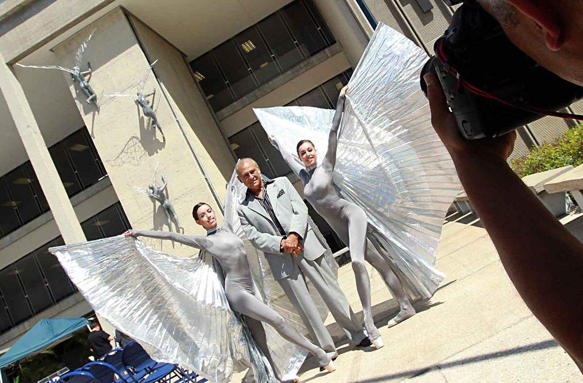 Rafael Consuegra posa con dos bailarinas del Cuban Classic Ballet durante la inauguración de una serie de esculturas instaladas en el edificio Scott Hall, en el North Campus del Miami Dade College, en marzo de 2011.
