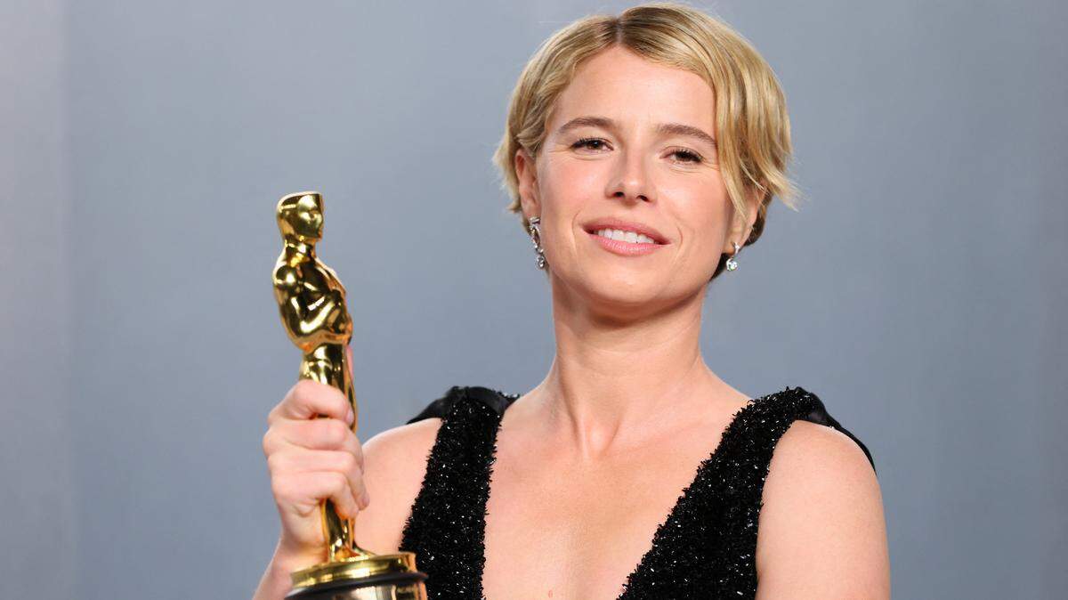 La actriz irlandesa Jessie Buckley sostiene su Oscar a Mejor Actriz en un Papel Protagonista por “Hamnet” mientras asiste a la fiesta de los Oscar de Vanity Fair en el Museo de Arte en Los Ángeles, el 15 de marzo de 2026.