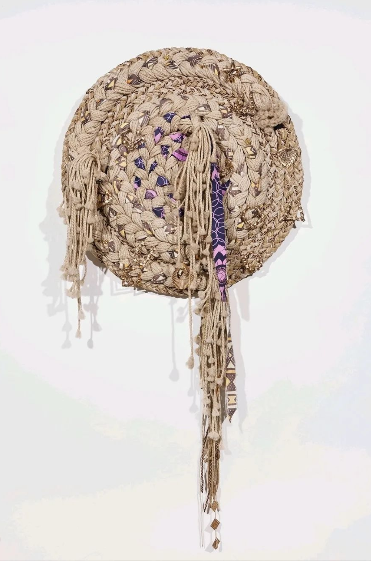 'Carolyn', 2023,&nbsp;de Chire Reagans. Tela, lana tejida, pendientes de metal todo sobre lienzo,&nbsp;36 x 3 pulgadas.