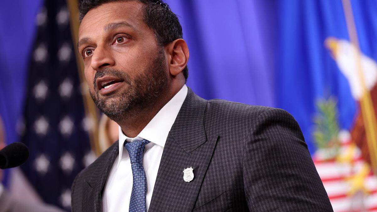 El director del Federal Bureau of Investigation (FBI), Kash Patel, ofrece declaraciones sobre un arresto relacionado con el ataque de 2012 contra la Embajada de Estados Unidos en Bengasi, en el United States Department of Justice, el 6 de febrero de 2026 en Washington, DC.