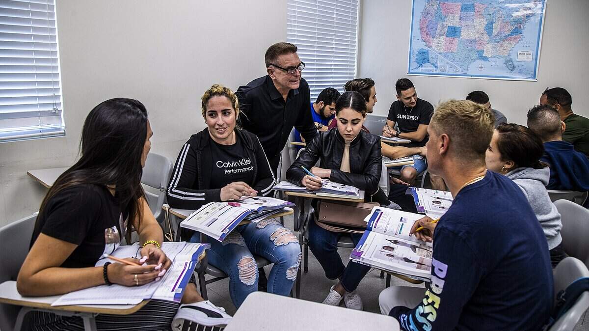 Estudiantes participan en una clases de inglés en el campus de Hialeah del Miami Dade College, como parte del programa REVEST, para inmigrantes, refugiados y beneficiarios del parole, el 16 de marzo del 2023.