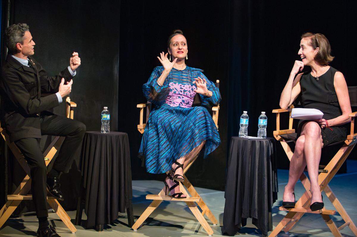 Lourdes López conversando con los diseñadores cubanoamericanos Rubén e Isabel Toledo durante una sesión Open Barre en los estudios de MCB en Miami Beach. Isabel fallecería un poco después, en 2019.