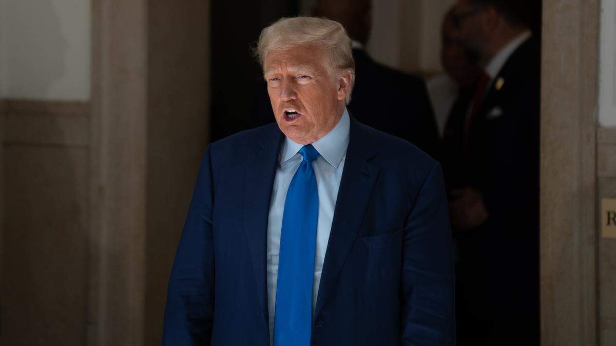 El expresidente estadounidense Donald Trump criticó este jueves que la investigación al mandatario de Estados Unidos, Joe Biden, por mantener documentos clasificados cuando era vicepresidente no acabara en una acusación formal y que “sus crímenes estén siendo barridos bajo de la alfombra”.
