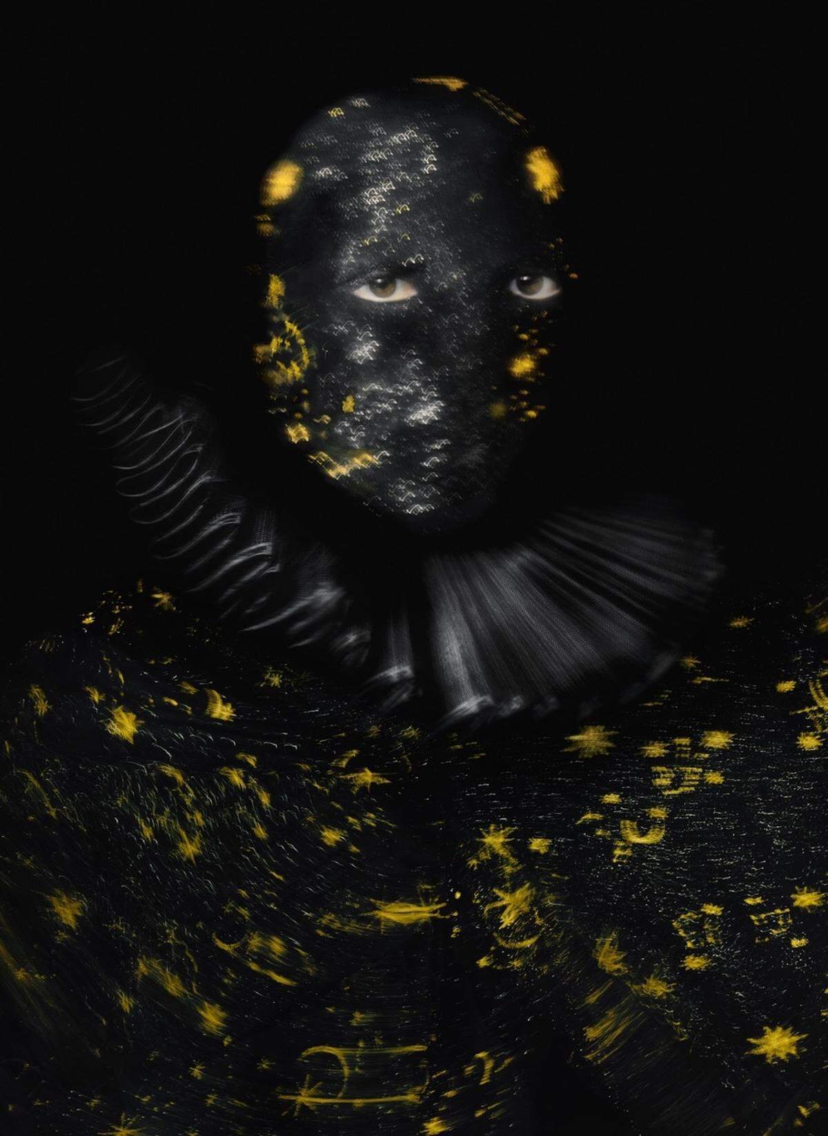 “Hijos de la luna”&nbsp;(2025), impresión de pigmento de archivo sobre lienzo con latón en bruto y escarcha metálica, 55 x 40 pulgadas. La obra refleja el interés de los gemelos en el mito, la dualidad y la diáspora.