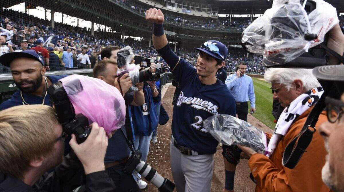 CHRISTIAN YELICH celebra el triunfo de los Cerveceros sobre Chicago para ganar la cima del Este en la Nacional.