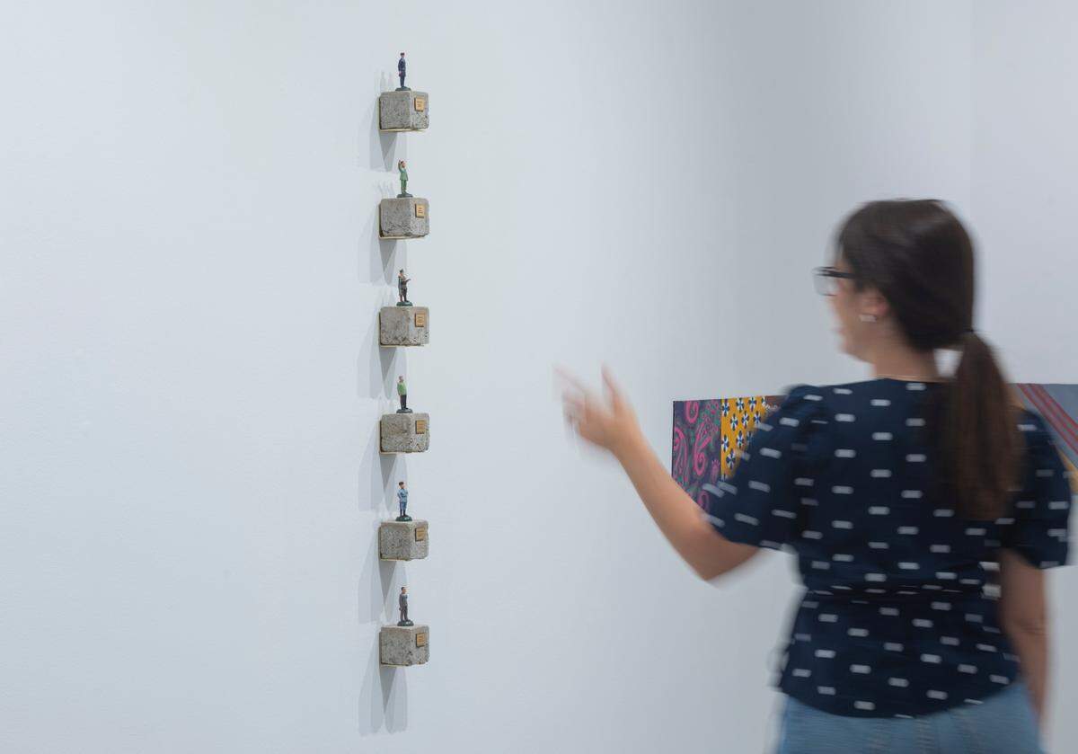 ‘From the series No son todos los que están (It’s Not All Who Are)’, 2021, de Lorena Gutiérrez. Instalación de figuras de plomo, metacrilato, cemento y plástico laminado pintadas a mano, 4 3/4 x 2 3/8 x 2 3/8 pulgadas.