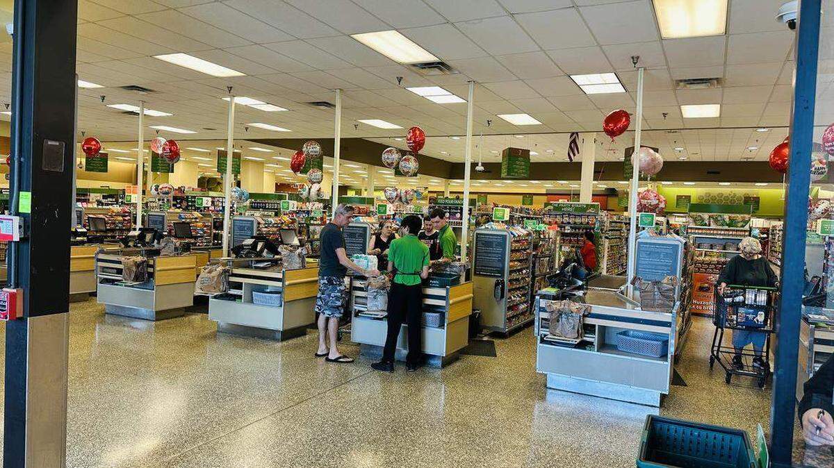 Eche un último vistazo al entrar al Publix en el centro comercial Palms at Town & Country, como se ve aquí el sábado por la mañana, 10 de enero de 2026. Esta tienda, un pilar del centro comercial desde 1985, será demolida y un nuevo y moderno Publix abrirá en su lugar.