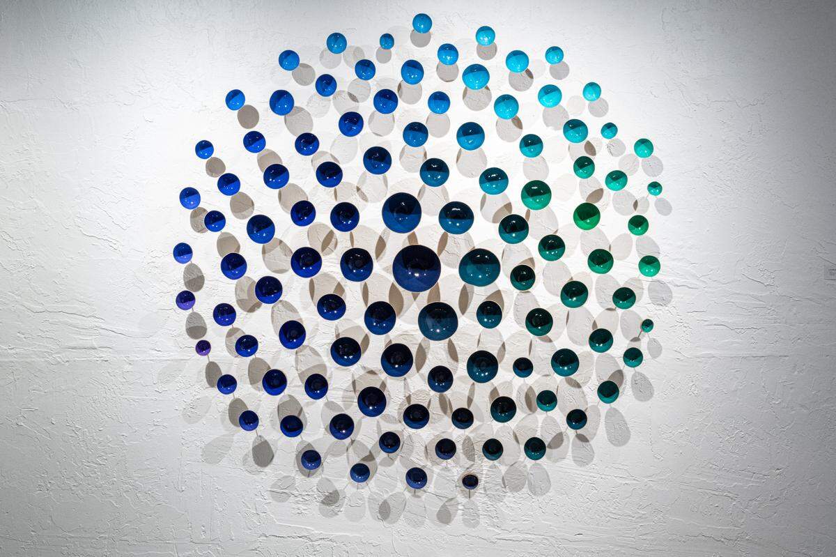 'CIS_TPR_MIA_102', 2024, 102 taparas, piezas metálicas, imanes,&nbsp;pintura acrílica, resina, 7 pies de  diámetro.