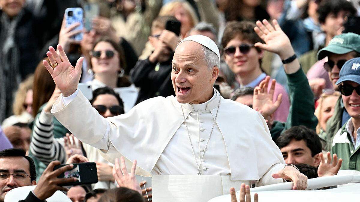 El papa León XIV saluda a la multitud al salir tras la misa del Domingo de Ramos en la Plaza de San Pedro, en el Vaticano, el domingo 29 de marzo de 2026.