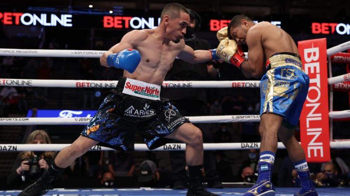 JUAN FRANCISCO “Gallo’’ Estrada golpea a Román “Chocolatito” González durante la pelea efectuada en el American Airlines Center de Dallas.