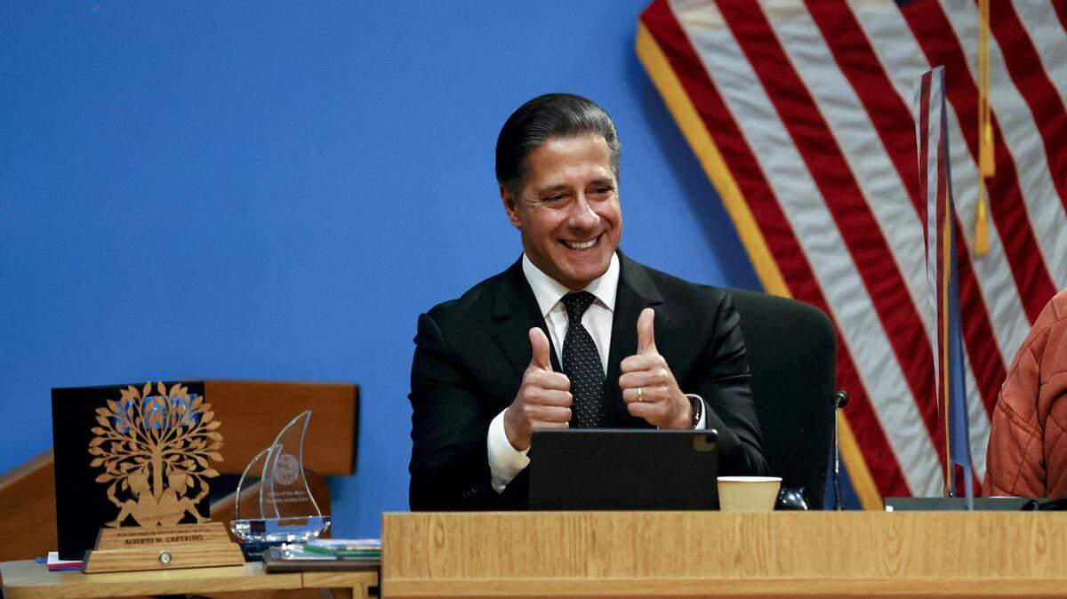 El superintendente de Escuelas Públicas de Miami-Dade, Alberto Carvalho, reacciona en su reunión final en la junta escolar de Miami-Dade el 9 de febrero de 2022.