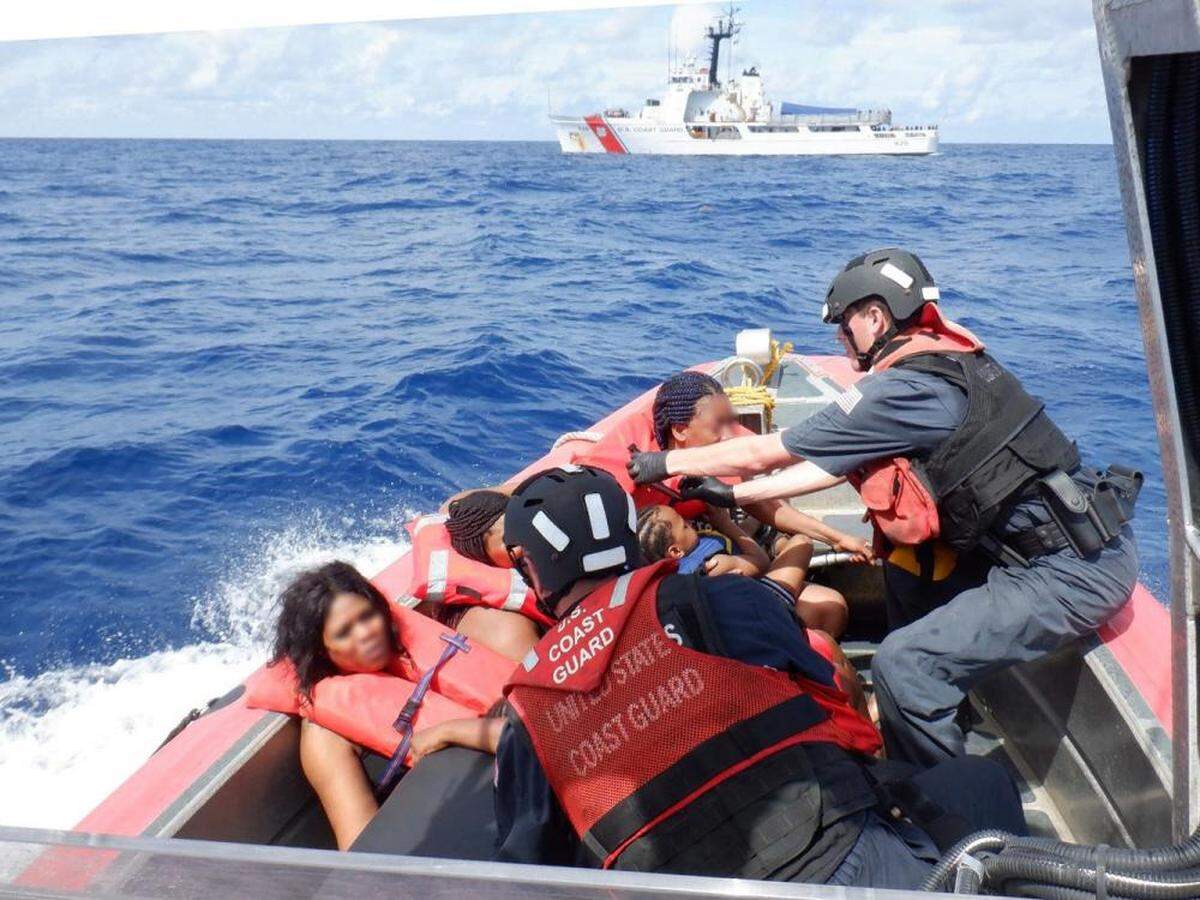 La Guardia Costera informó que los migrantes estuvieron en el mar durante siete días y pasaron sus últimos dos días sin comida ni agua. No se reportaron heridos.