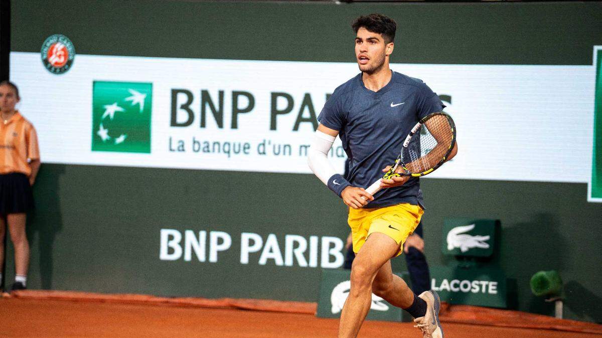 El español Carlos Alcaraz, número 3 mundial y que llegaba tras una lesión en el antebrazo derecho, se clasificó este domingo para la segunda ronda en el torneo de Roland Garros, con una victoria cómoda 6-1, 6-2 y 6-1 sobre el estadounidense Jeffrey Wolf.