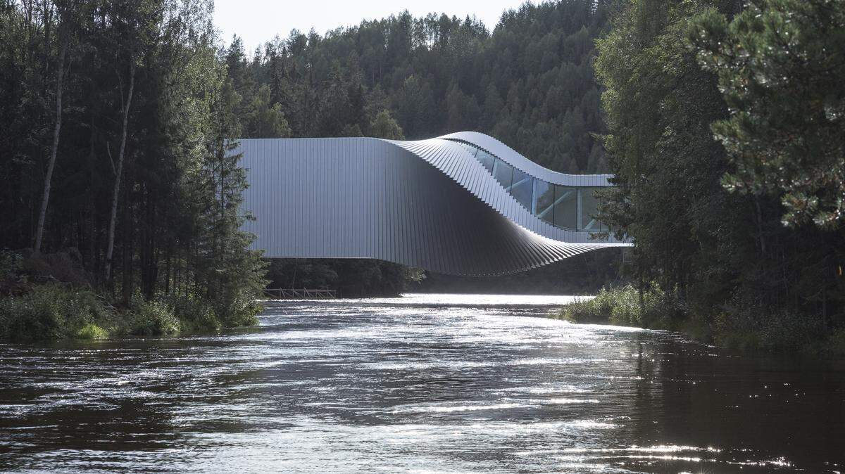 “El nuevo edificio ‘The Twist’, concebido como una viga deformada que gira 90 grados cerca del centro y crea una forma escultórica a medida que se extiende sobre el río Randselva, se integra como un recién llegado entre las esculturas del parque”, informa Jesslyn Guntur, del estudio de arquitectura BIG.