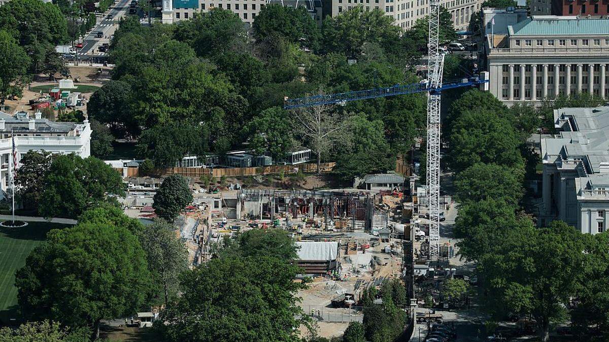 Se observan grúas de construcción, desde el Monumento a Washington, en el emplazamiento de la antigua Ala Este de la Casa Blanca, el 17 de abril de 2026 en Washington, DC. El Senado de Estados Unidos eliminó una partida de gastos, de unos 400 millones de dólares, de los fondos de seguridad que podrían haberse utilizado para el Salón de Baile de la Casa Blanca.