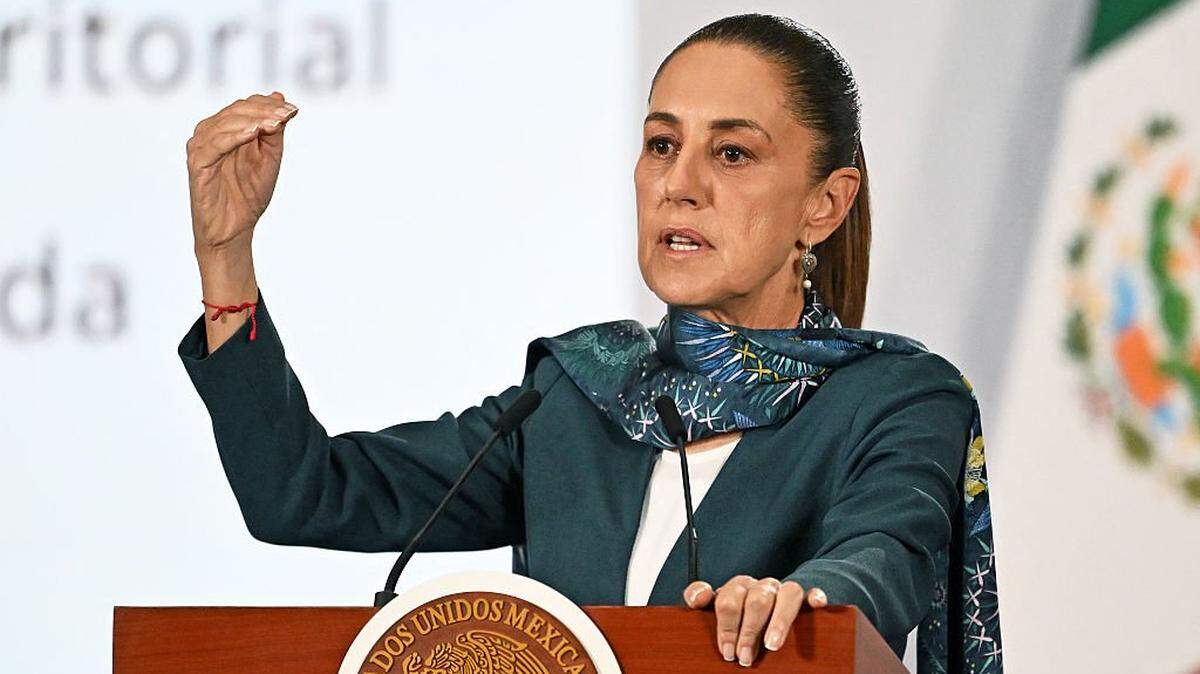 La presidenta de México, Claudia Sheinbaum, habla con los medios de comunicación durante su conferencia de prensa en el Palacio Nacional, en la Ciudad de México. El gobierno de México, a través de la Secretaría de Salud (SSa), anunció este jueves inversiones del sector farmacéutico por más de 21,000 millones de pesos (unos 1,210 millones de dólares).