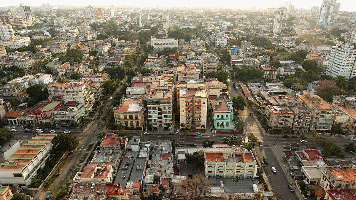 Vista de un conjunto de edificios residenciales en el barrio del Vedado, el 23 de enero de 2015, en La Habana, Cuba.