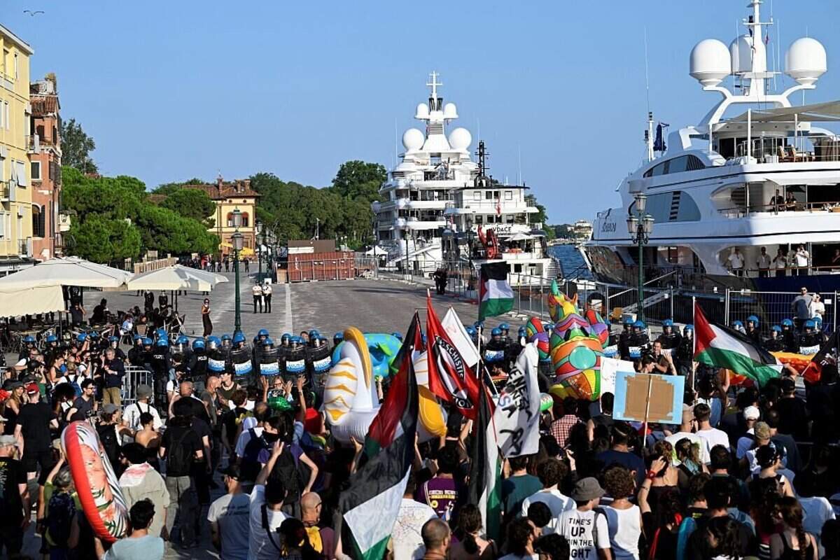 Los manifestantes se enfrentan a agentes de la policía antidisturbios italiana durante una manifestación por la llegada del embajador de Estados Unidos al megayate italiano “Boardwalk”, en Venecia el 17 de julio de 2026. El yate de 117 metros de largo estará amarrado en Riva dei Sette Martiri durante unos días con motivo de la Fiesta del Redentor, que tendrá lugar la tarde del 18 de julio de 2026.