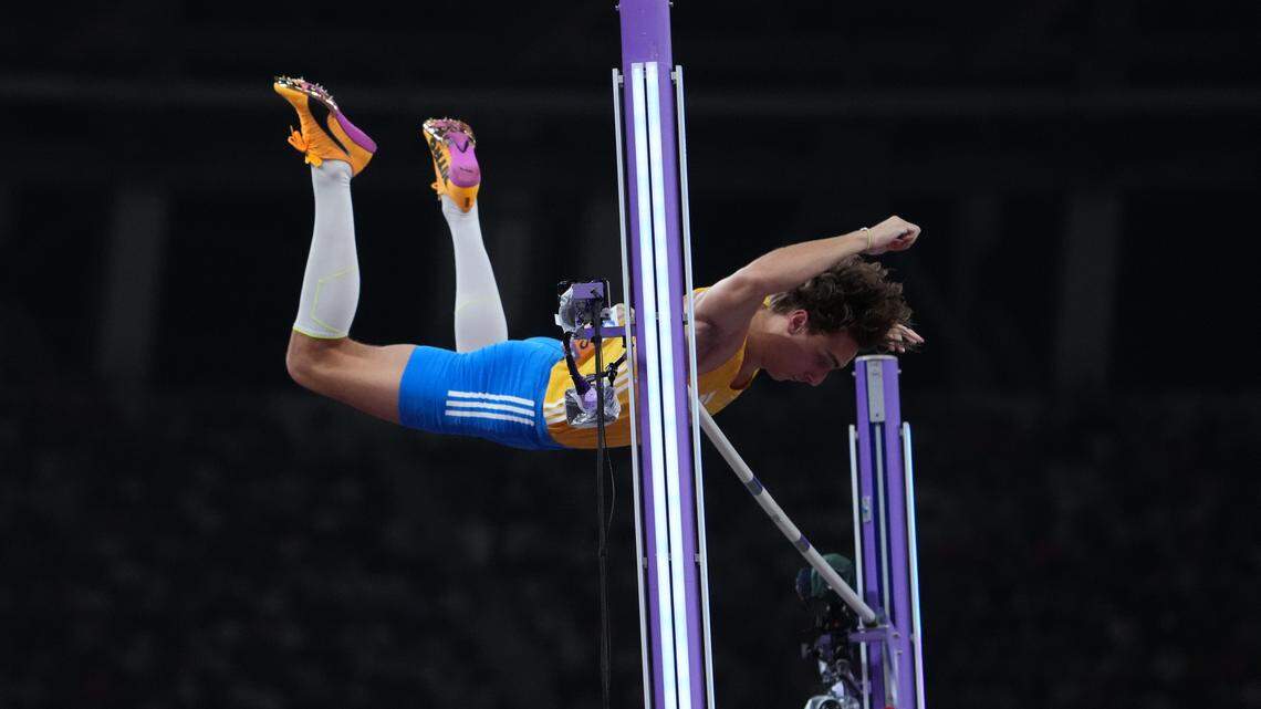 Duplantis no tiene techo: tercer oro mundial seguido y otro récord en el salto con garrocha