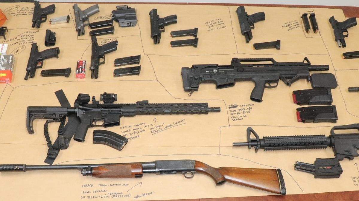 La policía de Riviera Beach, en el Condado Palm Beach, decomisó armas y municiones en la residencia de un hombre.