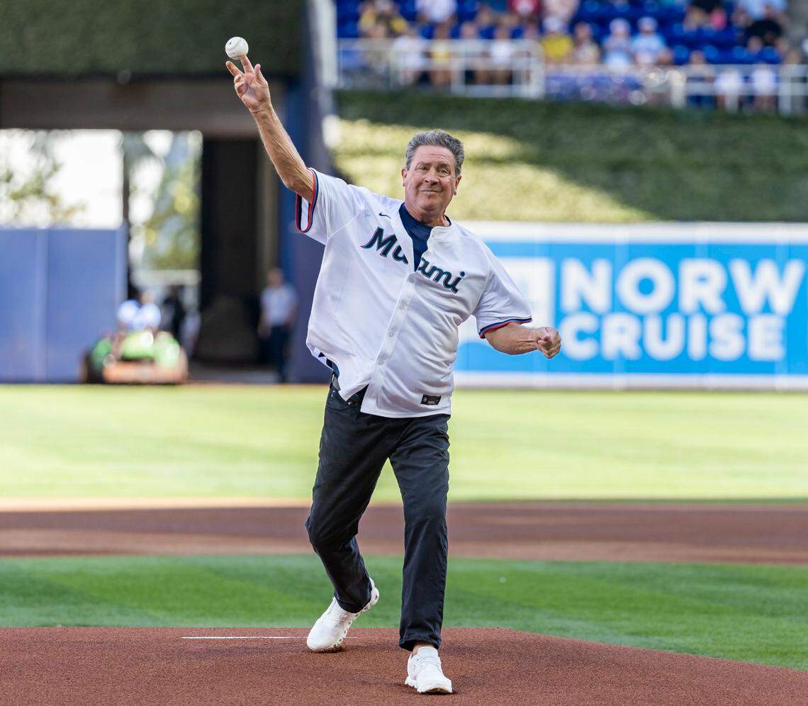 La leyenda de los Dolphins Dan Marino lanza la primera bola en el partido inaugural de la temporada entre los Marlins y los Piratas de Pittsburgh, celebrado el 27 de marzo de 2025 en el loanDepot park en Miami.