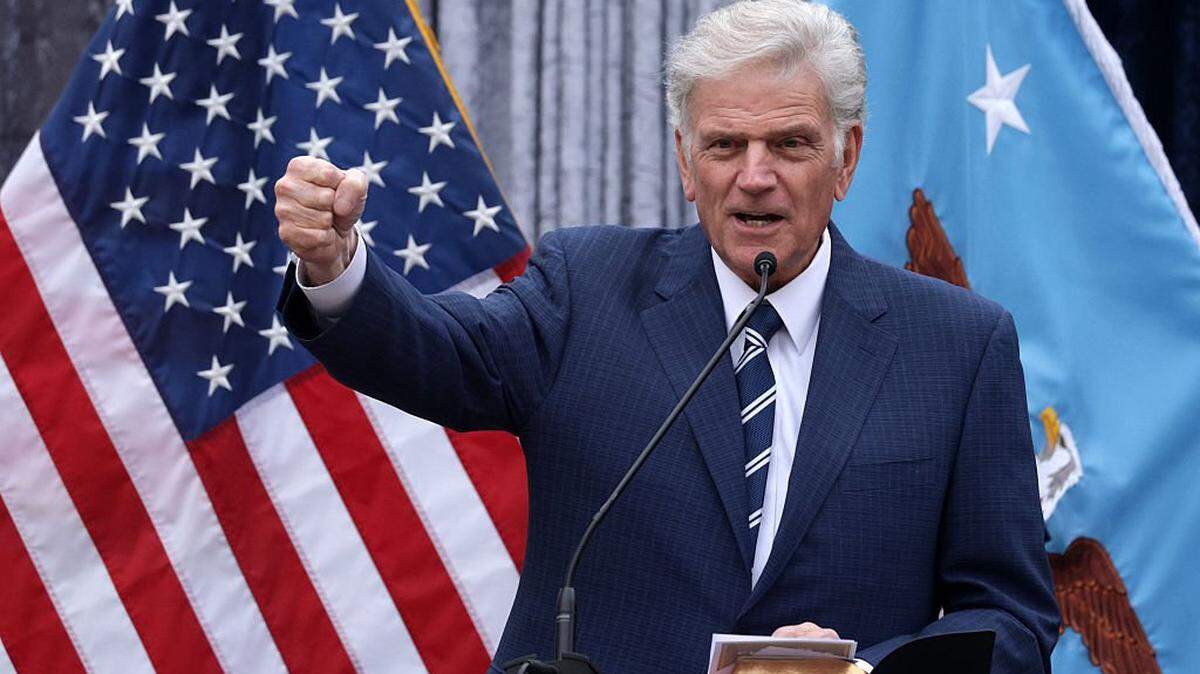 Franklin Graham pronuncia un sermón durante un servicio navideño en el Pentágono el 17 de diciembre de 2025, en Arlington, Virginia. Graham, el polémico evangelista estadounidense y uno de los aliados religiosos más fieles del presidente Donald Trump, viajará a España a finales de mayo para encabezar en Madrid un gran festival religioso, una semana antes de la visita del papa León XIV.