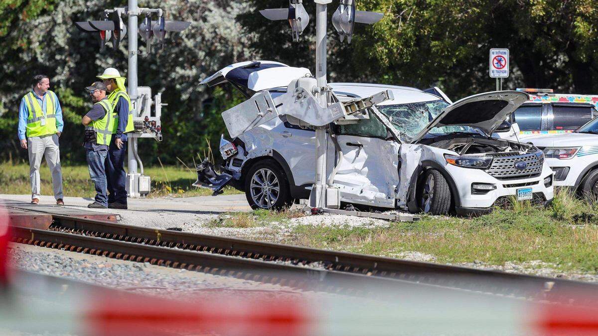 Las autoridades inspeccionan el lugar de un accidente tras el choque de un tren de Brightline y un automóvil en las afueras del barrio de Wynwood, en Miami, el jueves 13 de enero de 2022.